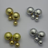 マットシュガーボールピアス