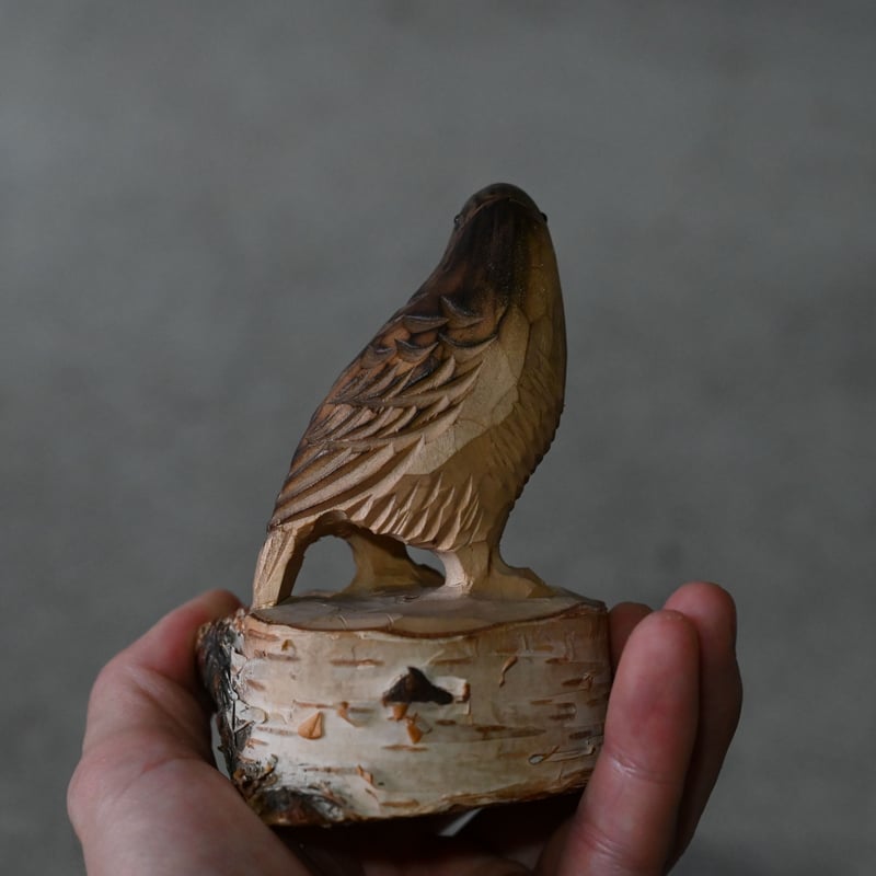 437.雷鳥の夏、冬鳥の姿置物（茶色と白）一點物、貴重品手作り高さ4センチ 木彫りの雷鳥 | polyrhythm