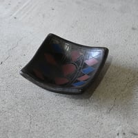 丸みを帯びた皿