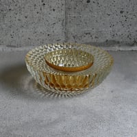 重厚なガラスのボウル