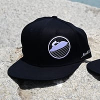 MEDALLION HAT FLAT BRIM SITDOWN