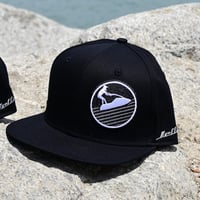 MEDALLION HAT FLAT BRIM STAND-UP