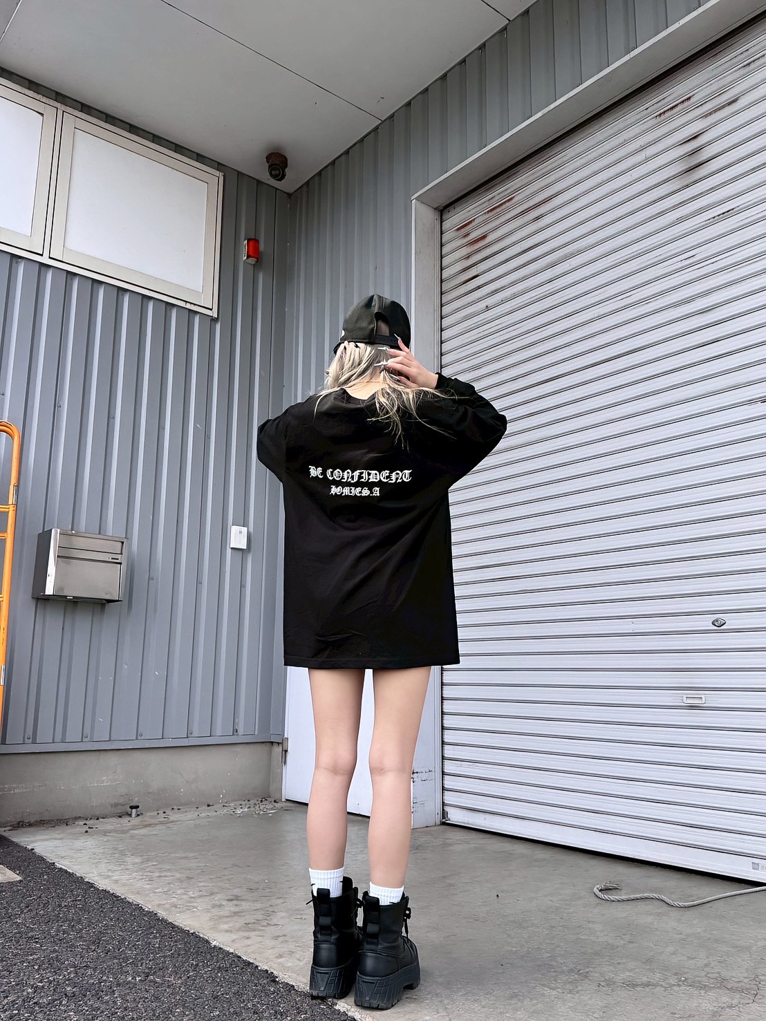 あやな出品　ロングTシャツ Ayana collab long T-shirt 【be confident】（black)