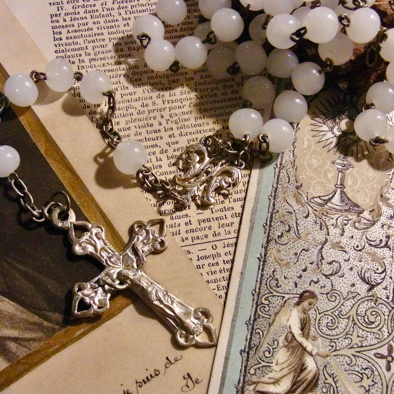 フランスアンティーク ガラスビーズのロザリオペンダント 真鍮製クロス フランス アンティーク 赤 ガラス ビーズ ロザリオ リメイク