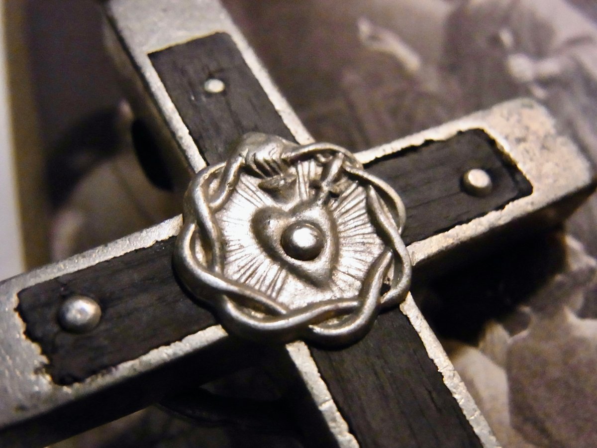 アンティークフランス 布帛と真鍮十字架 ブロンズ色のイエス シェル型聖水入れ フランス アンティーク クロス 十字架 ネックレス 真鍮 ブロンズ