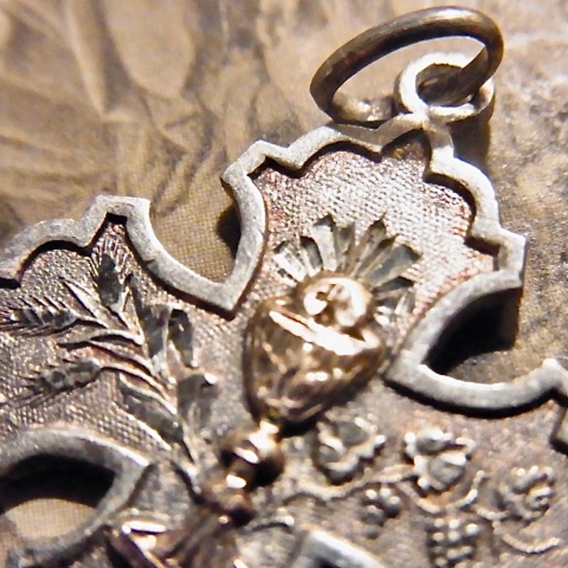 イタリアンベネチア6面手彫り彫刻アンティーク マラカイトと銀の装飾品シルバーです イタリアンベネチア6面手彫り彫刻アンティーク マラカイトと銀の