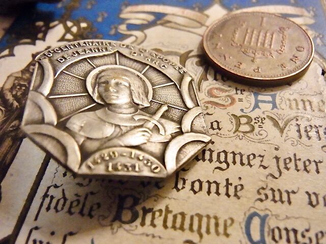 ジャンヌダルクのブローチ　フランスアンティーク　ゴールドプレートフィックス未使用 ジャンヌダルクのブローチフランスアンティークゴールドプレート