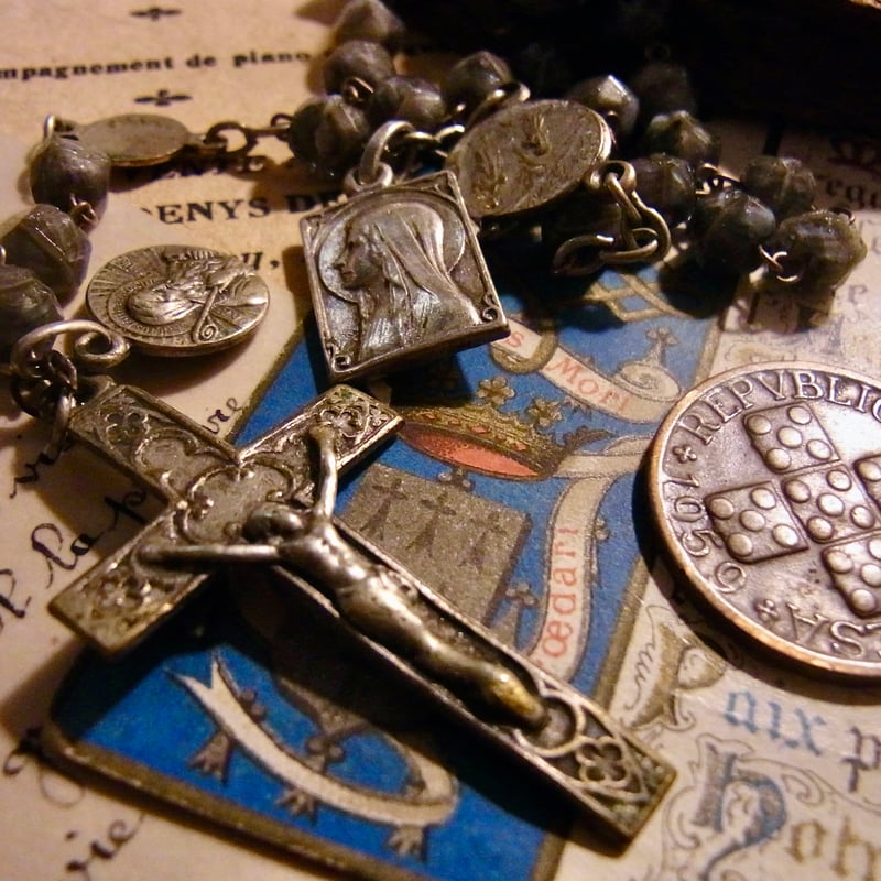 フランス アンティーク 白×グレー ガラス ロザリオ ルルドの泉