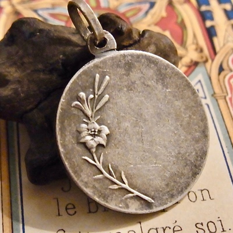 フランス　アンティーク　コミュニオン　リボン　洗礼　ボネ　メダイ　箱付き フランスアンティークコミュニオンリボン洗礼ボネメダイ箱付き