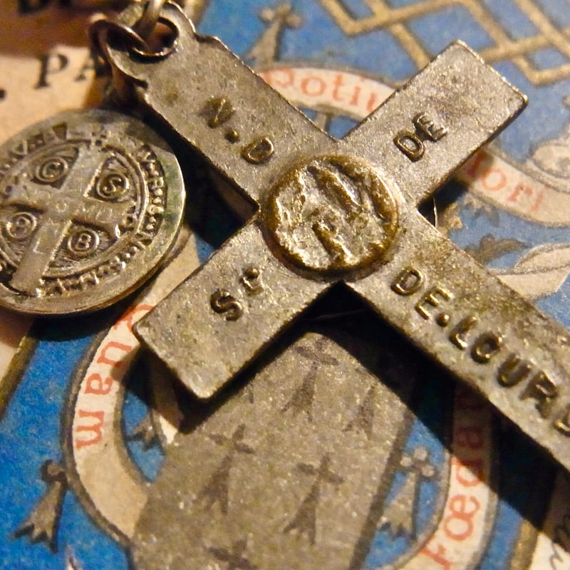 フランス アンティーク 白×グレー ガラス ロザリオ ルルドの泉