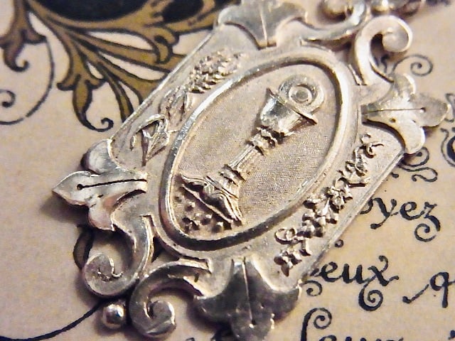 フランス アンティーク 聖杯とホスチアのメダイ シルバー800 銀