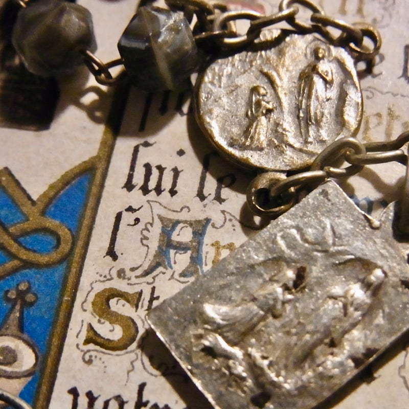 フランス アンティーク 白×グレー ガラス ロザリオ ルルドの泉 聖母