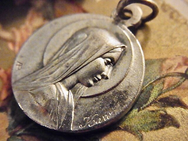 アンティークフランス マリア様の横顔と聖杯 ローズウッド 金彩彫刻ガラスフレーム アンティークアナスタシア 神戸北野町 キリスト教アンティーク 聖像