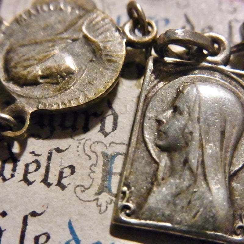 フランス アンティーク 白×グレー ガラス ロザリオ ルルドの泉 聖母