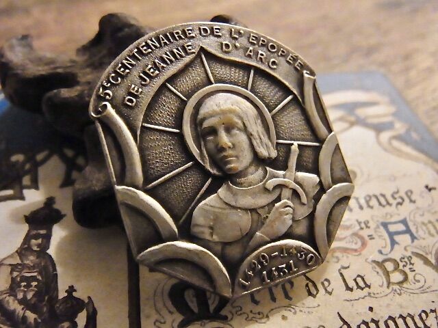 ジャンヌダルクのブローチフランスアンティークゴールドプレート
