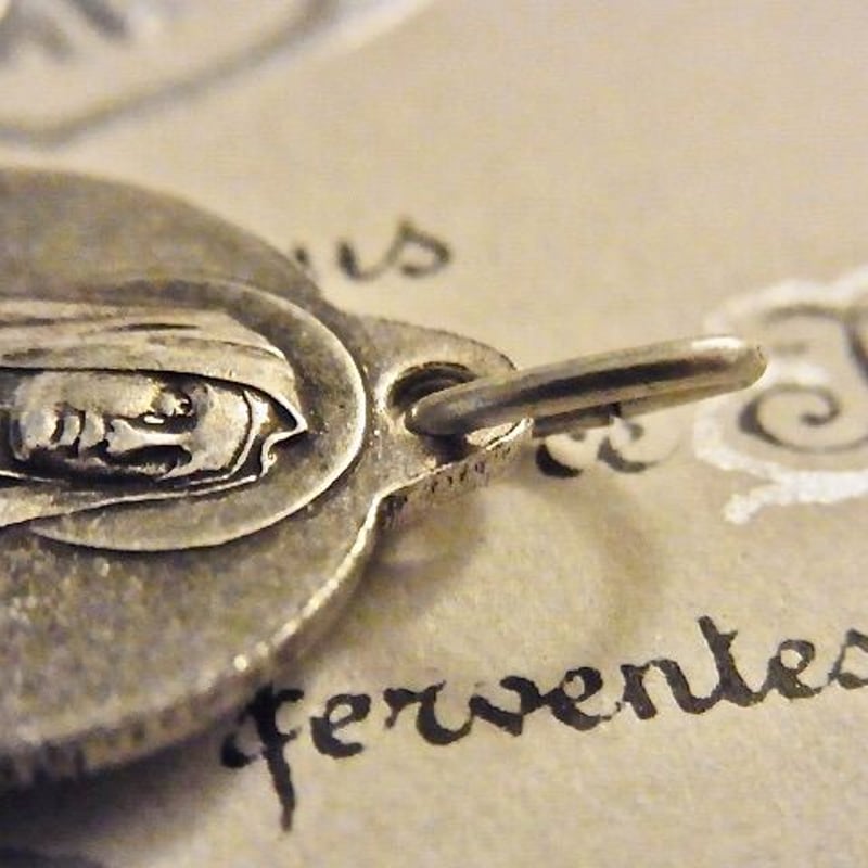 アンティーク 花紋型のメダイ 聖母子の戴冠 騎士の百合の剣 本革紐付きチャーム アンティーク 花紋型のメダイ 聖母子の戴冠 騎士の百合の剣 本革