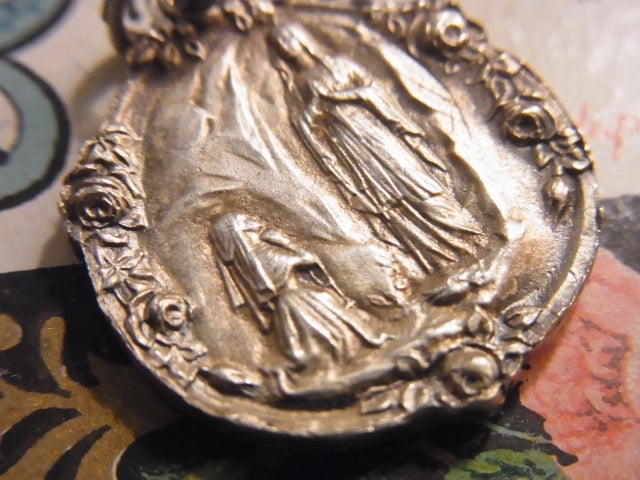 フランス アンティーク メダイ ルルドの泉 聖母マリア 薔薇 ローズ