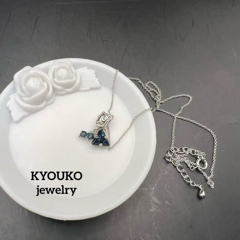 スワロフスキー swarovski カッとストーン ビーズ ネックレス