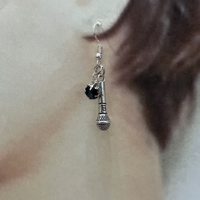 マイクチャーム、スワロフスキーSS28ジェット ピアス | KYOUKO jewelry