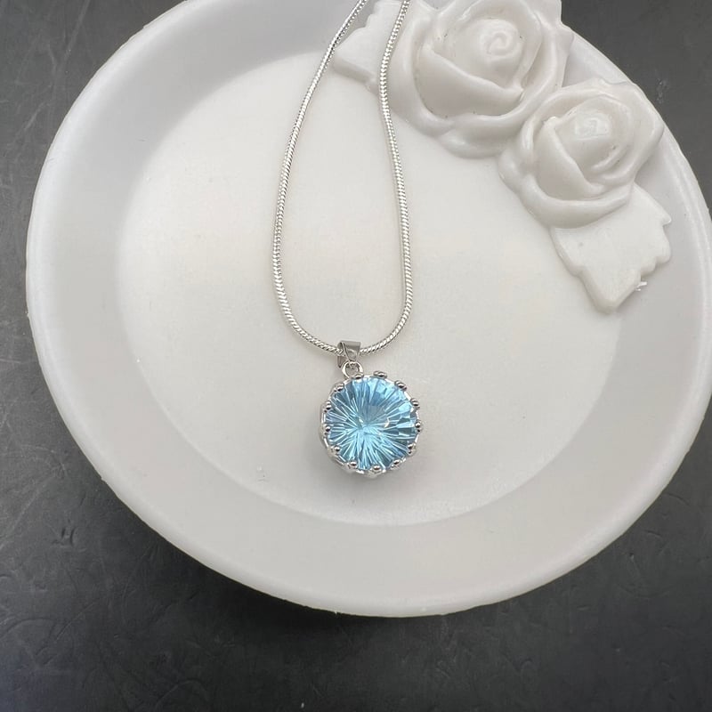 天然石　スカイブルートパーズ　菊花カット(特殊カット)  ネックレス 天然石 スカイブルートパーズ 菊花カット(特殊カット