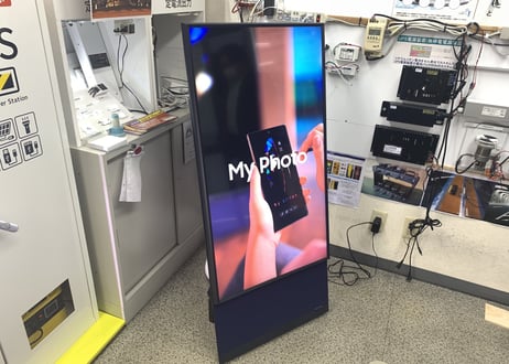 The SERO (ザ・セロ) 43inch デジタルサイネージ 縦横可動 QLED Samsung