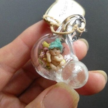 マイクロミニチュア　とっても小さなフェアリーベイビー　in グラスボールペンダント ミントグリーンの帽子の妖精の赤ちゃん ネックレス