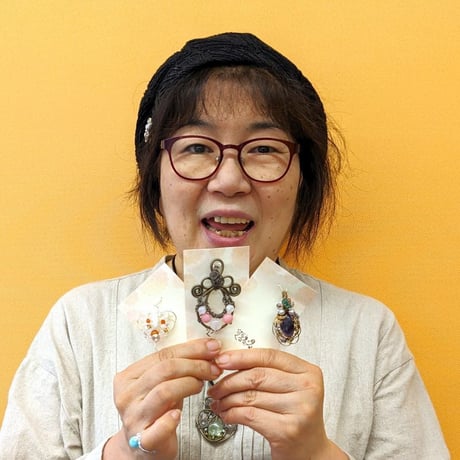 【K-35（グリーン）】くるるンワイヤーアクセサリー・ブローチ『素敵なあなたへ』