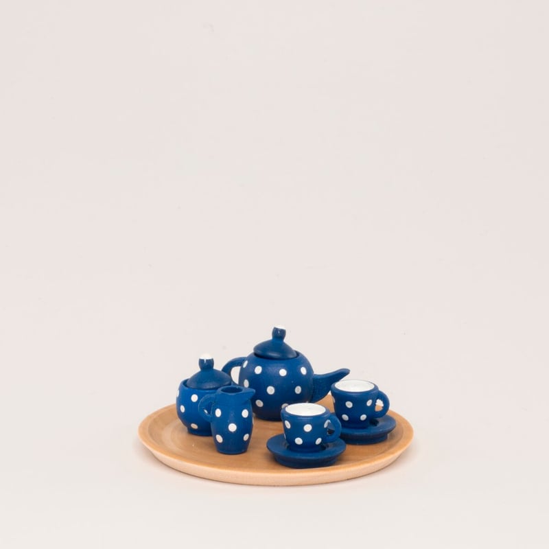 ドイツ ザイフェン 人形 青いティーセット 木製 | こぐま舎