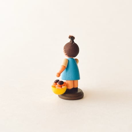 ドイツ　ザイフェン　人形　きのこ狩りをしている子ども　木製