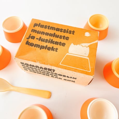 エストニア　プラスチック製エッグスタンド6個セット