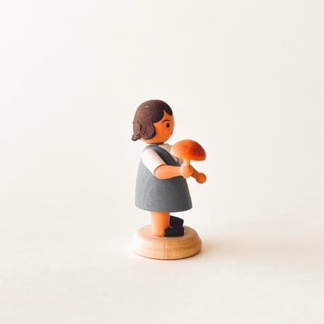 ドイツ　ザイフェン　人形　きのこを持っている子ども　木製