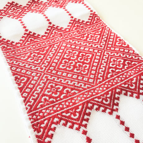 ウクライナ　刺繍　テーブルランナー　３