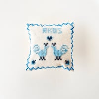 ハンガリー製　クロスステッチ刺繍のピンクッション（ハンドメイド）　04