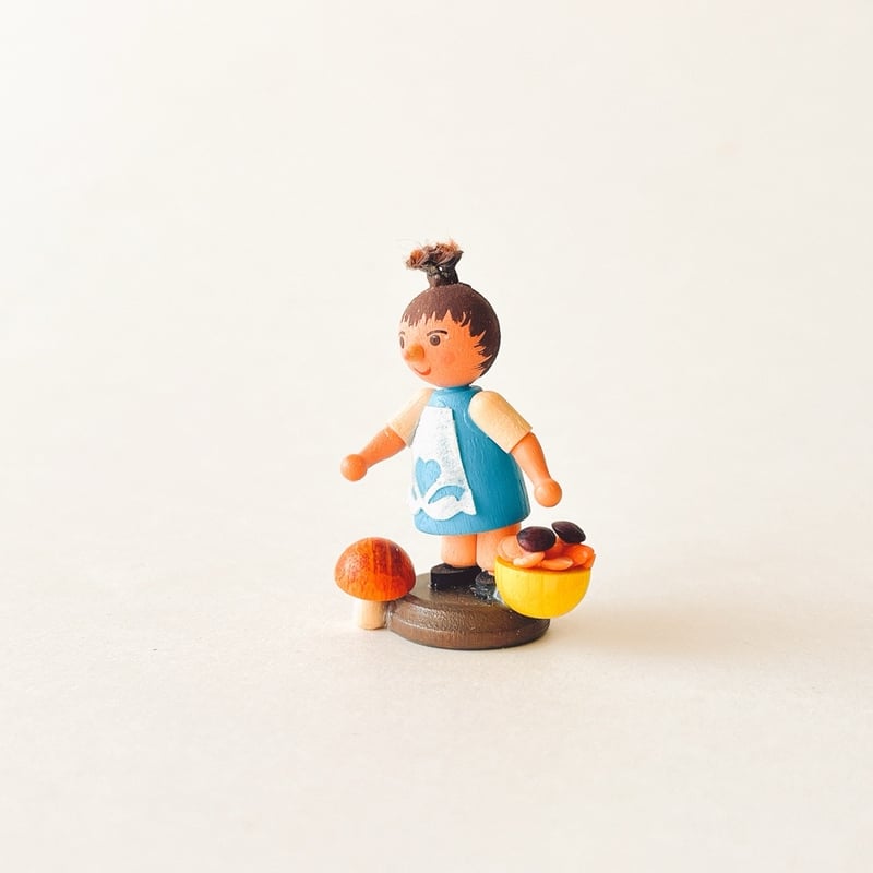 ドイツ ザイフェン 人形 きのこ狩りをしている子ども 木製 | こぐま舎