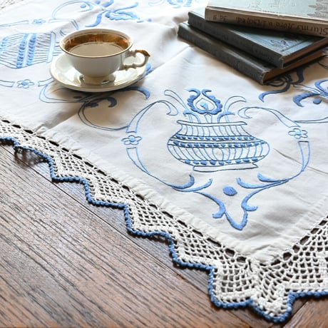 ハンガリー　手刺繍　テーブルクロス　正方形2