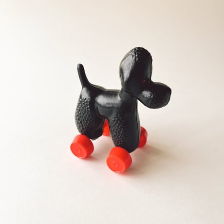 東ドイツ　プラスチック　黒いプードル　人形  SONNI