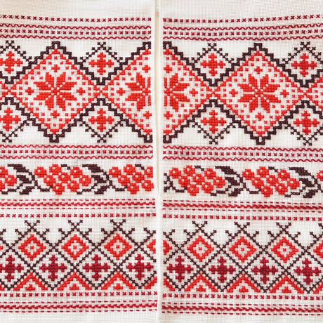 ウクライナ　刺繍　テーブルランナー　２