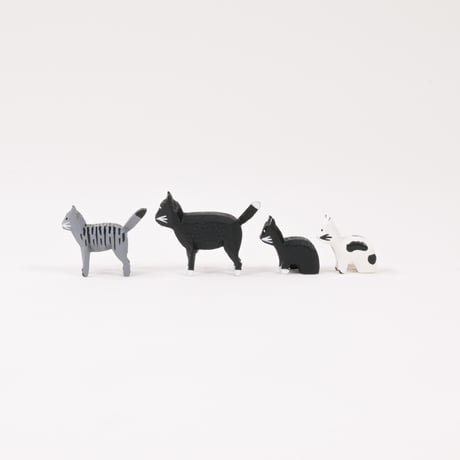 ドイツ　ザイフェン　人形　黒猫や灰色縞模様の猫４匹　木製