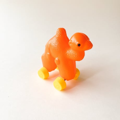 東ドイツ　プラスチック　オレンジ色のラクダ　人形　SONNI