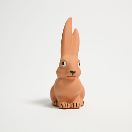 ソビエト　年代不明　うすだいだい色のうさぎ　ソフビ　人形　高さ13.5cm