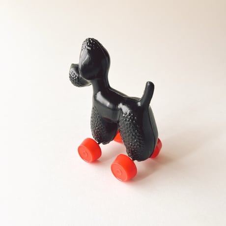 東ドイツ　プラスチック　黒いプードル　人形  SONNI