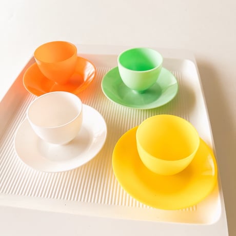 東ドイツ　プラスチック　円形　エッグスタンド