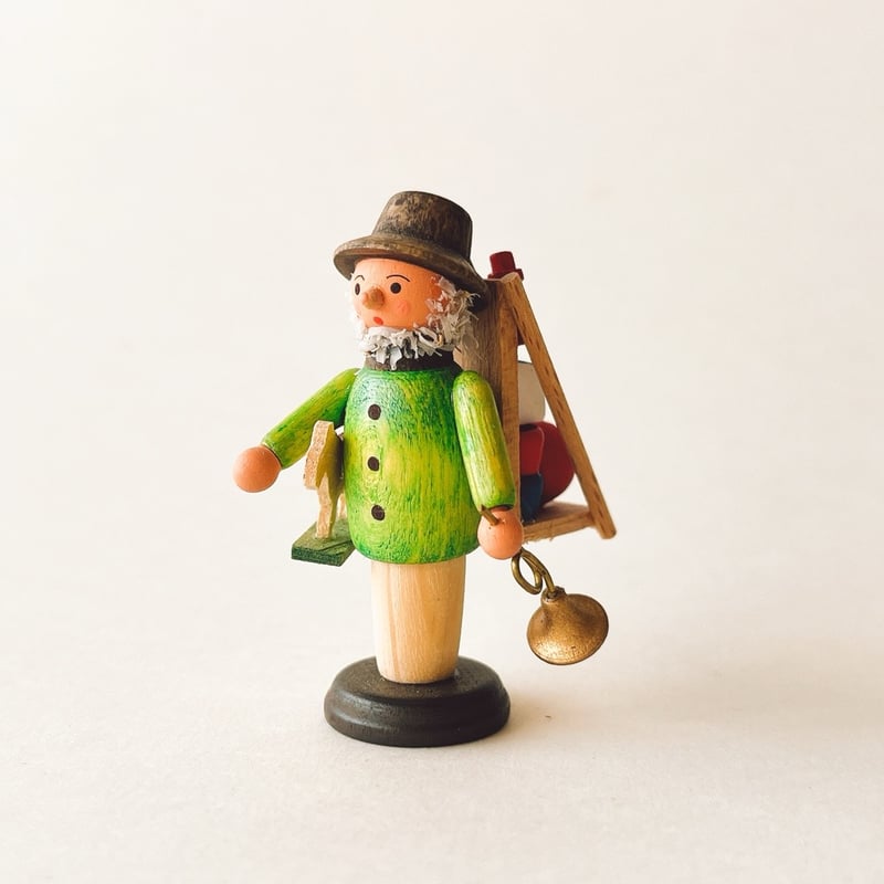 ドイツ ザイフェン 人形 おもちゃ売りの男性 木製 | こぐま舎