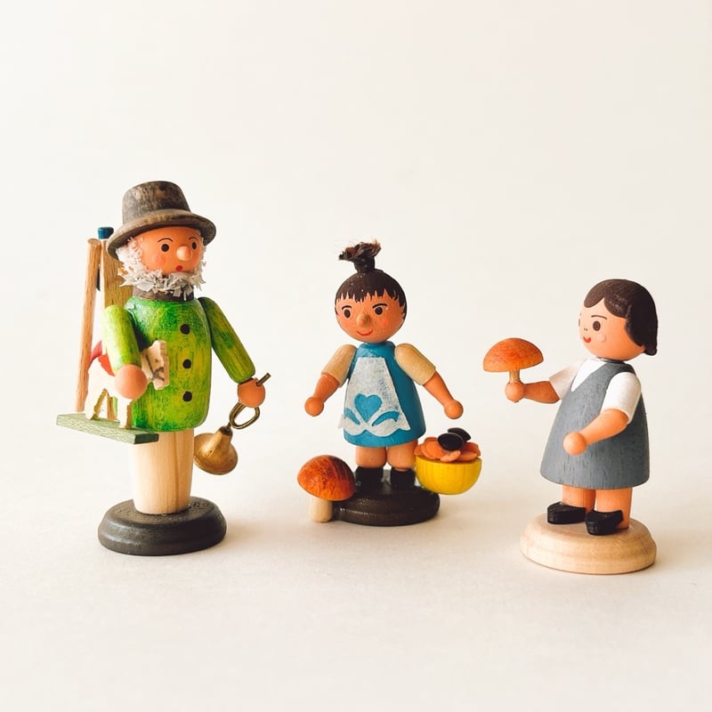 ドイツ ザイフェン 人形 きのこ狩りをしている子ども 木製 | こぐま舎