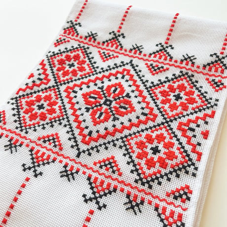 ウクライナ　刺繍　テーブルランナー　４