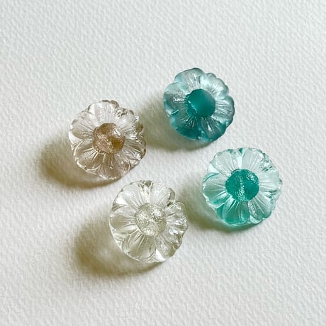 チェコスロバキア　ガラスボタン　花　赤みクリア　1940年代–1970年代