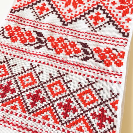 ウクライナ　刺繍　テーブルランナー　２
