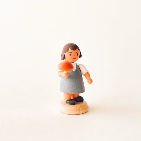ドイツ　ザイフェン　人形　きのこを持っている子ども　木製