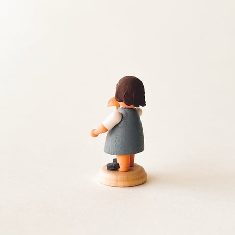 ドイツ　ザイフェン　人形　きのこを持っている子ども　木製