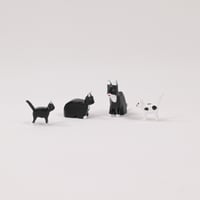 ドイツ　ザイフェン　人形　黒猫と白ブチの親子４匹　木箱入り　木製